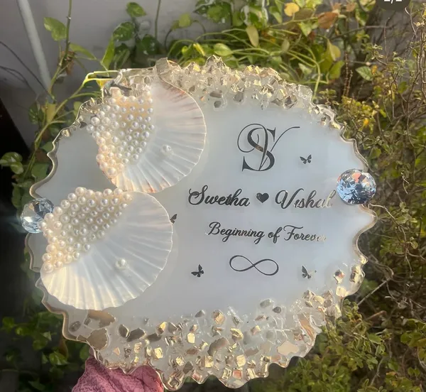 Customized_Resin_Wedding_Nameplate_With_Shell_And_Pearl_Decoration