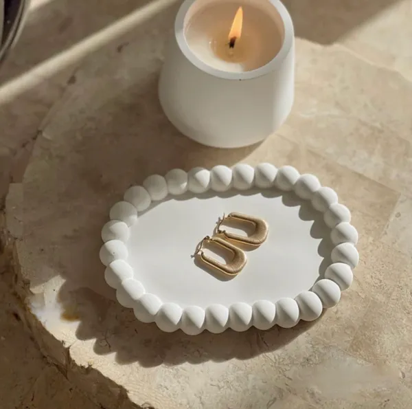 Elegant_White_Ceramic_Jewelry_Tray_With_Scalloped_Edge