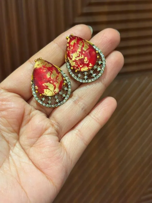 Aabroo_Mehroon_Marble_Glow_Earrings