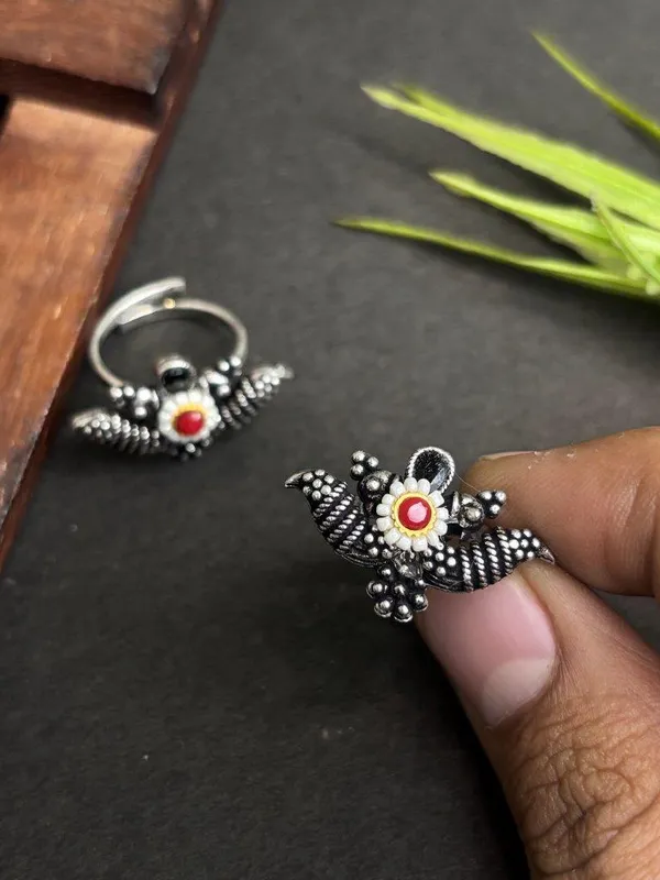 Indian_Shringar_Black_Stone_Floral_Toe_Ring_Set_for_Women_|_Oxidised_Silver_Look_Adjustable_Bichiya_(2_Pieces)