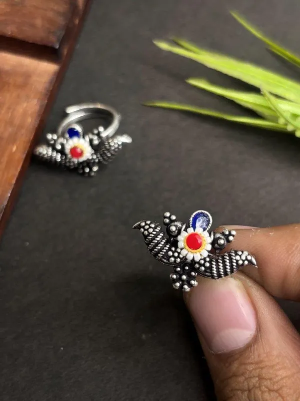 Indian_Shringar_Floral_Designer_Toe_Ring_Set_for_Women_|_Oxidised_Silver_Look_Adjustable_Bichiya_with_Multi_Color_Stones_(2_Pieces)