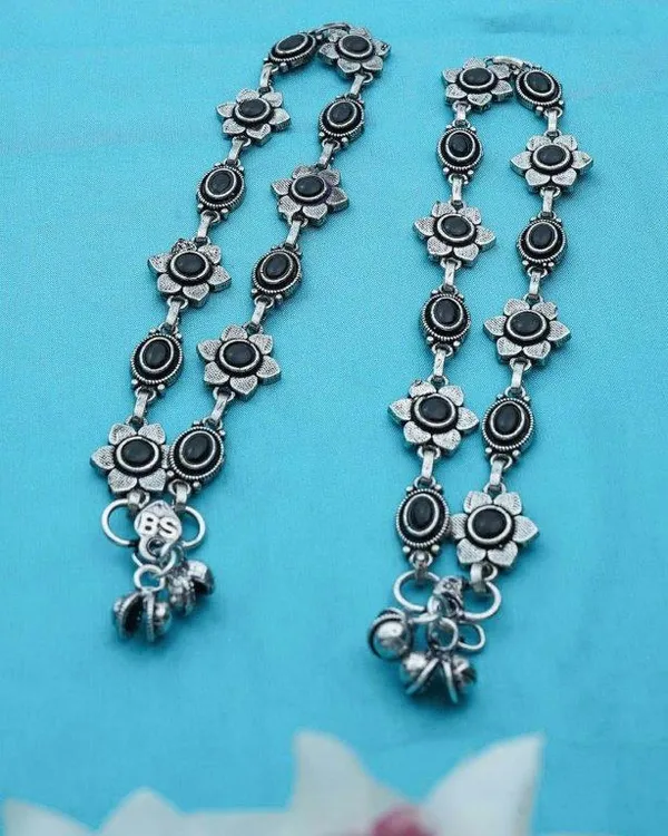 Indian_Shringar_German_Silver_Payal_for_Women_|_Oxidised_Anklet_with_Black_Monalisa_Stones_(10_Inch)