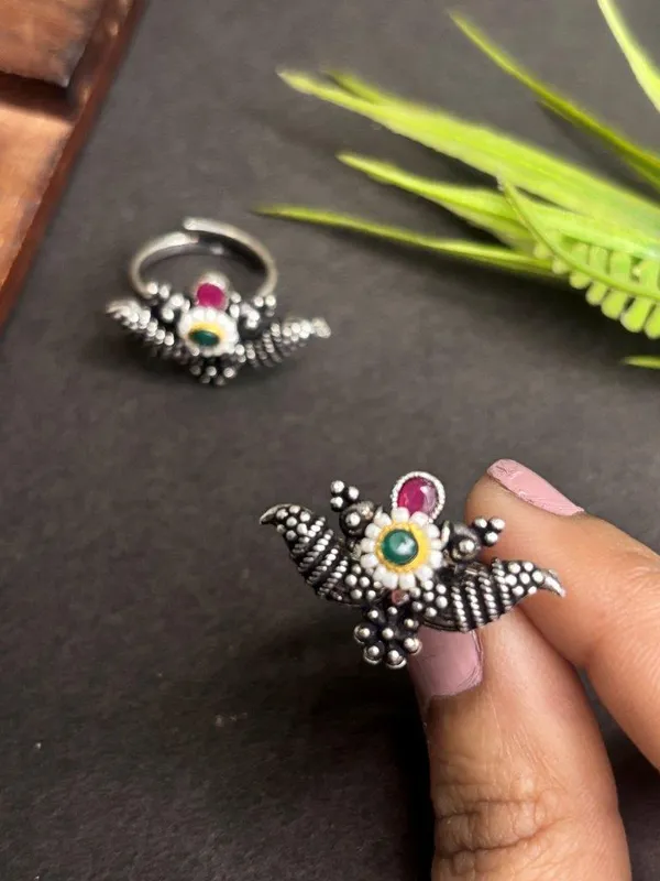 Indian_Shringar_Ruby_Red_Floral_Toe_Ring_Set_for_Women_|_Oxidised_Silver_Look_Adjustable_Bichiya_(2_Pieces)