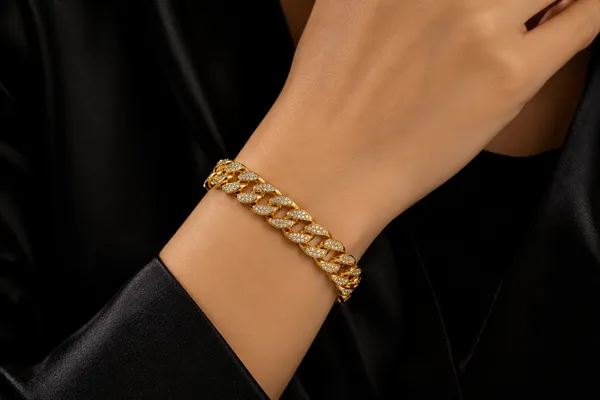 Sparkling_Gold-Tone_Chain_Bracelet_with_Crystal_Accents