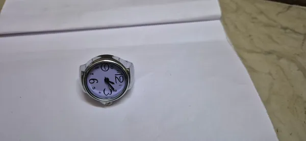 Compact_Analog_Table_Clock_with_Metallic_Frame