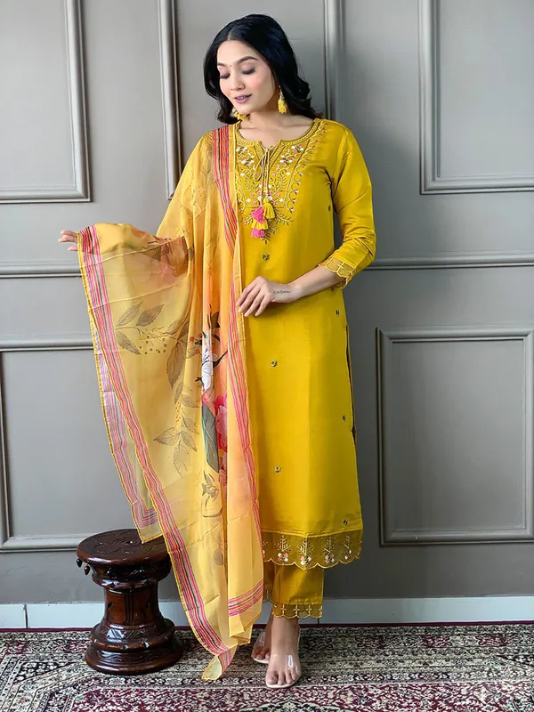 Yellow_Rayon_Slub_Premium_&_Fancy_Design_Kurta_Set_For_Women