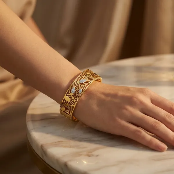 Elegant_Gold-Plated_Floral_Filigree_Bangle_With_Crystal_Accents
