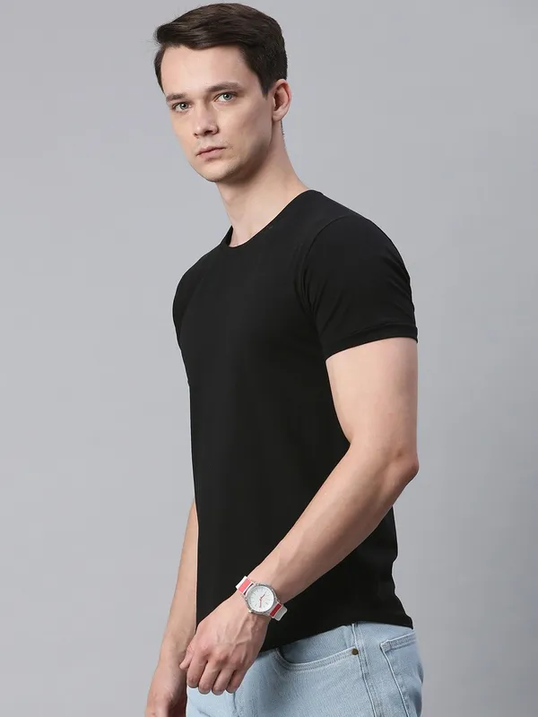 Black_Solid_Cotton_T-Shirt_For_Men