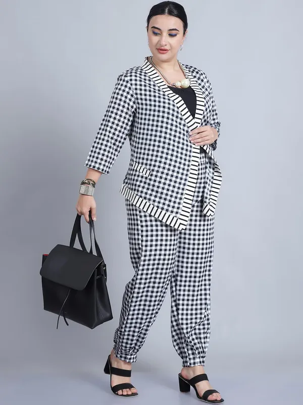 White_Polyester_Checkered_Clothing_Set_For_Women
