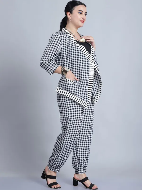 White_Polyester_Checkered_Clothing_Set_For_Women