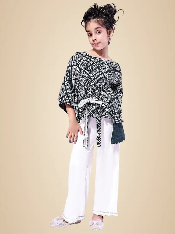 Black_&_White_Polyester_Clothing_Set_For_Girls