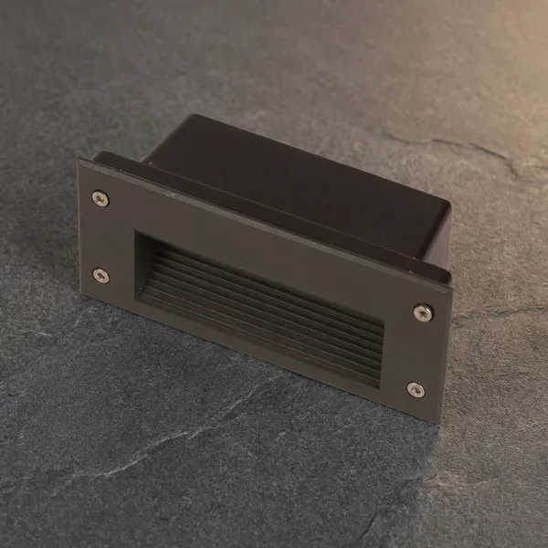 Recessed_Led_Step_Light_Horizontal_Louvered_Design_In_Bronze_Finish