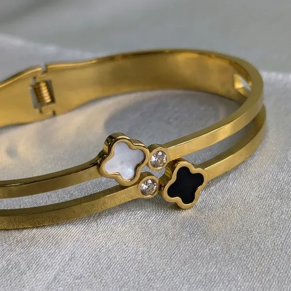 Gold-Plated_Clover_Bangle_With_Black_And_White_Enamel_For_Women