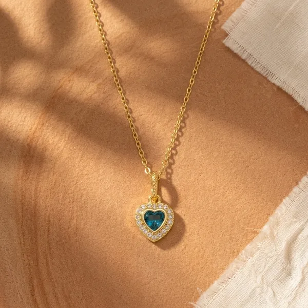 Heart-Shaped_Pendant_Necklace_With_Gold-Tone_Chain_For_Women