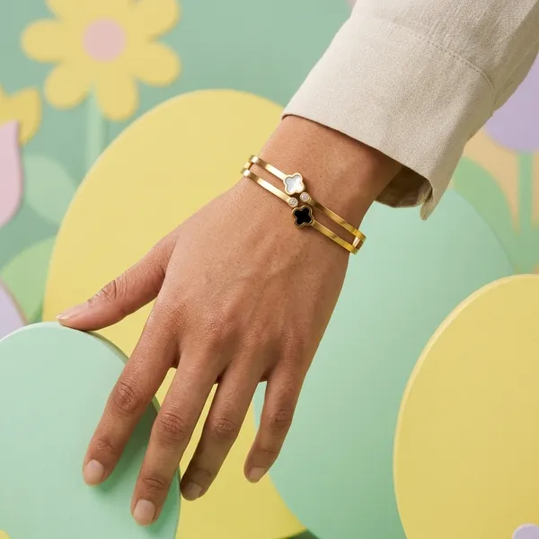 Gold-Plated_Clover_Bangle_With_Black_And_White_Enamel_For_Women