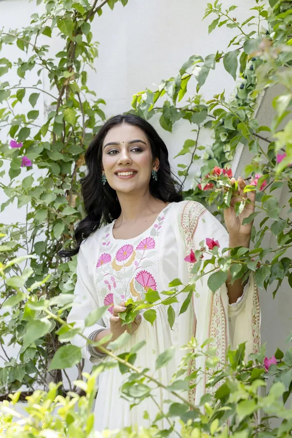 Women_Elegant_Floral_Embroidered_White_Pink_Cotton_Kurta_Pant_Dupatta_Set