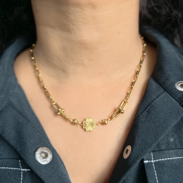 Alaia_Tarnish-Resistant_Gold_Floral_Charm_Necklace
