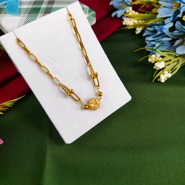 Alaia_Tarnish-Resistant_Gold_Floral_Charm_Necklace