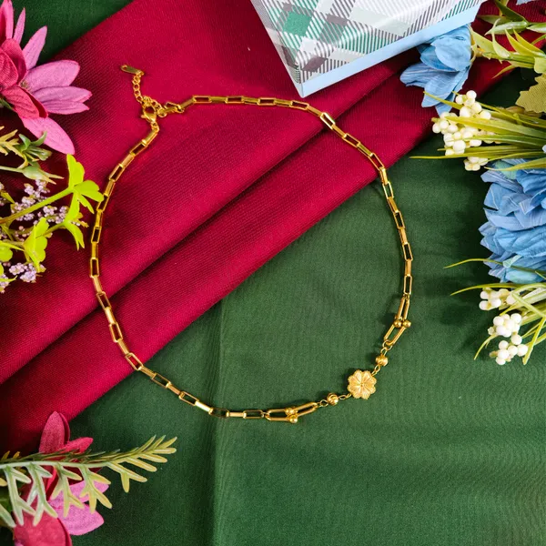 Alaia_Tarnish-Resistant_Gold_Floral_Charm_Necklace