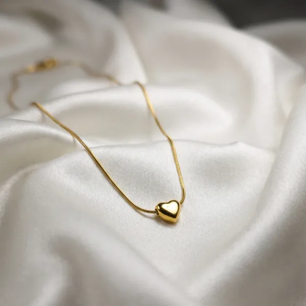 Cadence_Sleek_Golden_Heart_Necklace