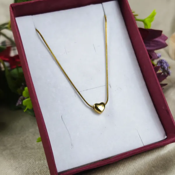 Cadence_Sleek_Golden_Heart_Necklace