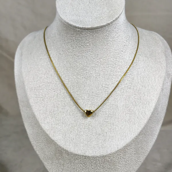 Cadence_Sleek_Golden_Heart_Necklace