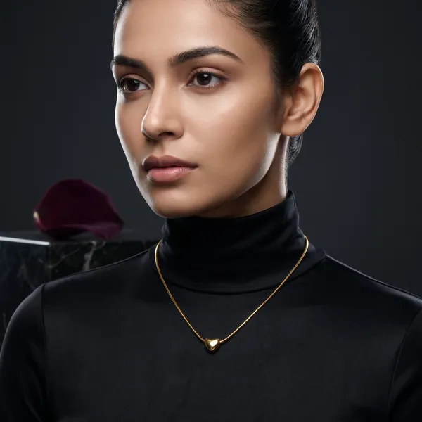 Cadence_Sleek_Golden_Heart_Necklace