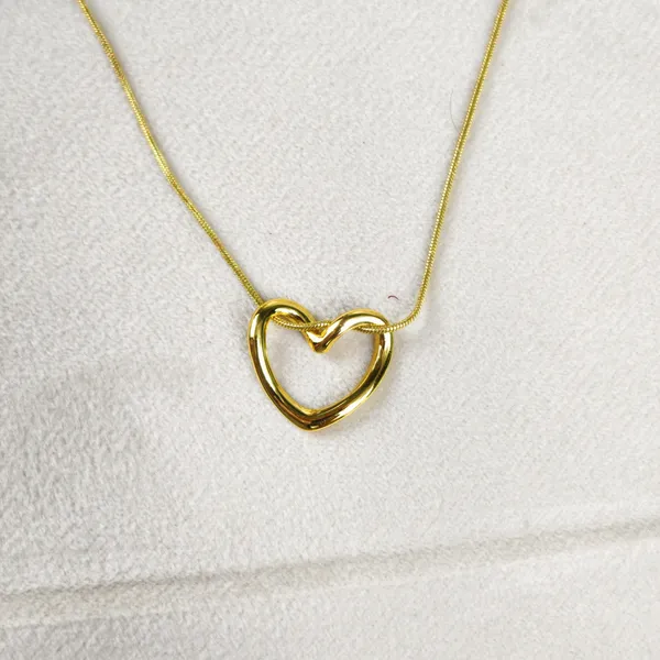 Camilla_Open-Heart_Loop_Necklace