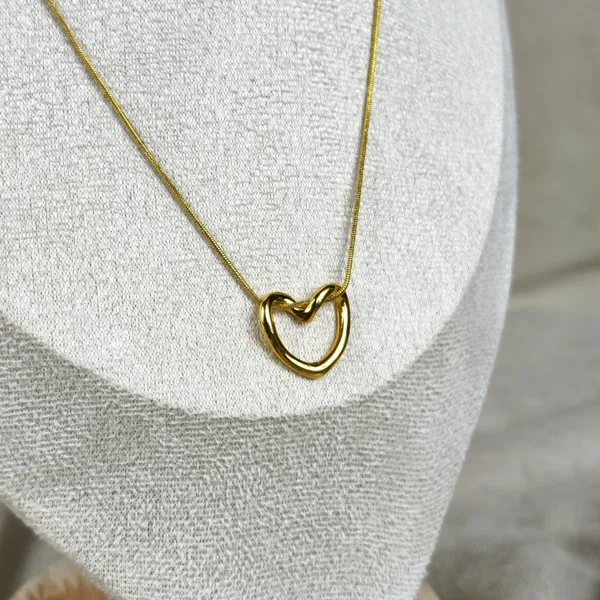 Camilla_Open-Heart_Loop_Necklace