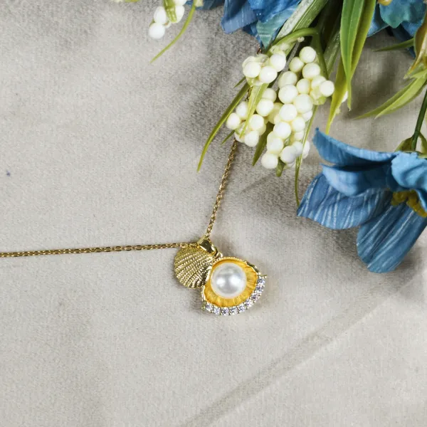 Elisa_Oyster_Pearl_Clamshell_Pendant_Necklace