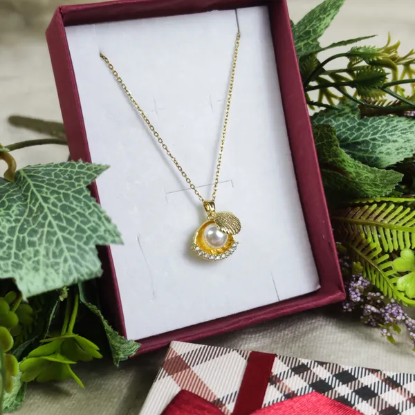 Elisa_Oyster_Pearl_Clamshell_Pendant_Necklace
