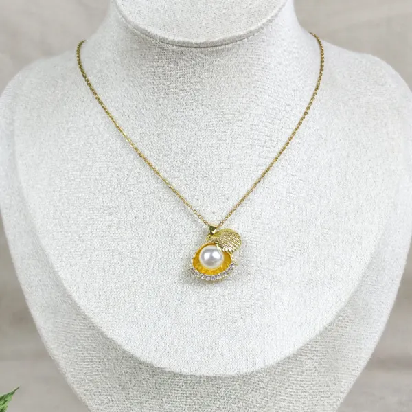 Elisa_Oyster_Pearl_Clamshell_Pendant_Necklace