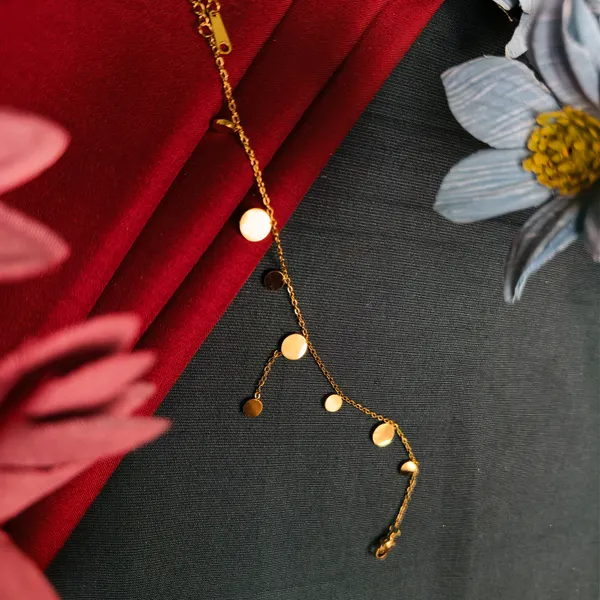 Elizabeth_Golden_Medallion_Dainty_Bracelet