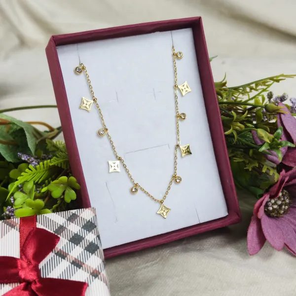Emmie_Aurelia_Star_Flower_Station_Necklace