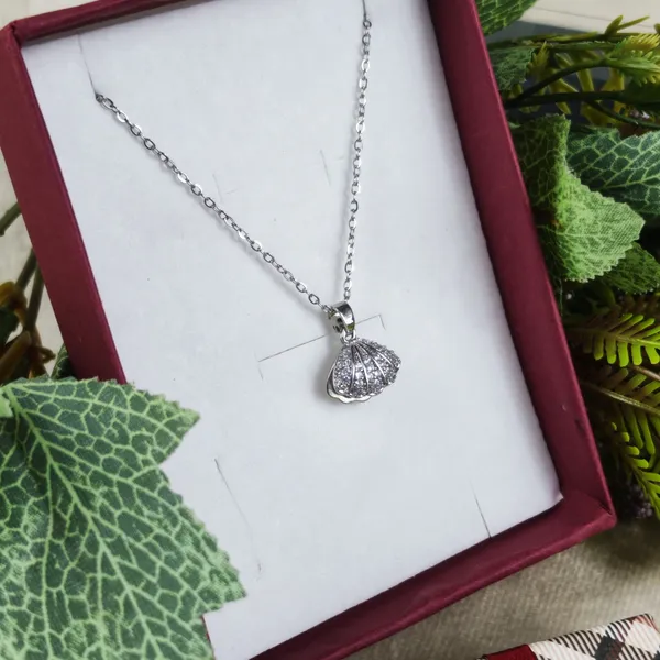 Everly_Oceanic_Shell_Pavé_Crystal_Pendant_Necklace