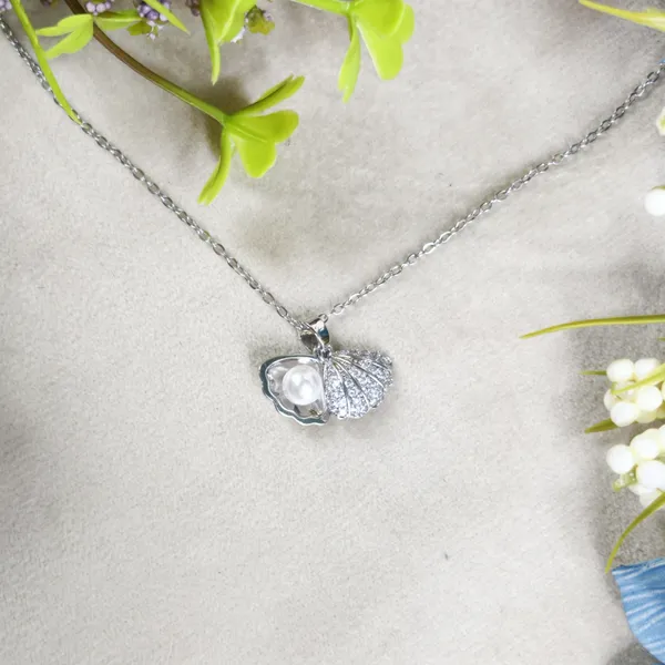 Everly_Oceanic_Shell_Pavé_Crystal_Pendant_Necklace