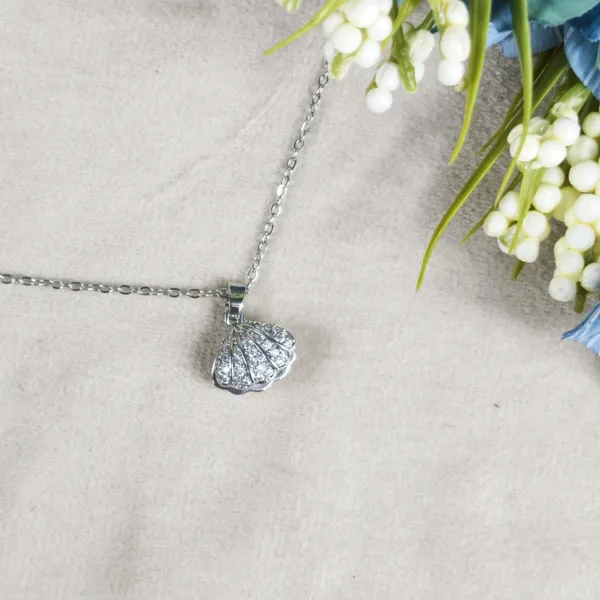 Everly_Oceanic_Shell_Pavé_Crystal_Pendant_Necklace