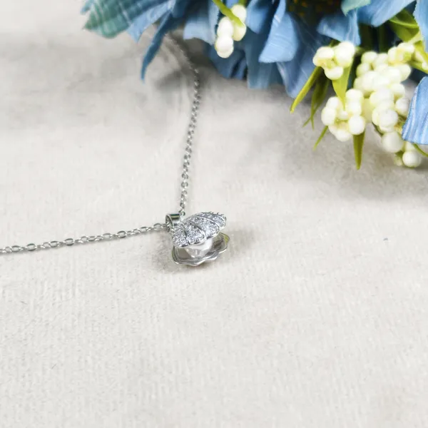 Everly_Oceanic_Shell_Pavé_Crystal_Pendant_Necklace
