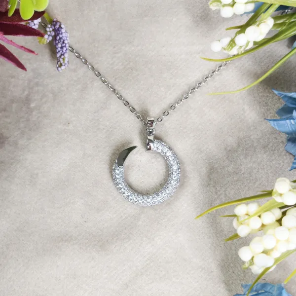 Evie_Crystal_Circle_Pendant_Necklace