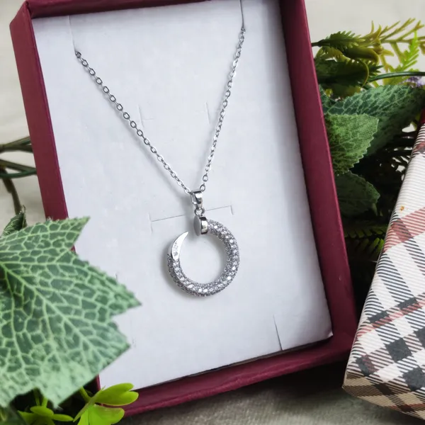 Evie_Crystal_Circle_Pendant_Necklace