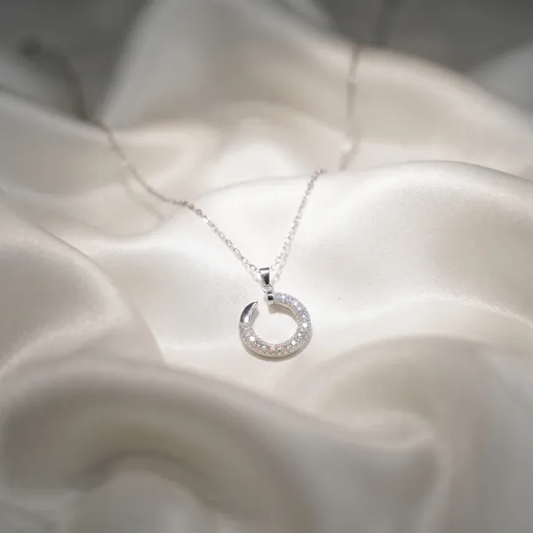 Evie_Crystal_Circle_Pendant_Necklace
