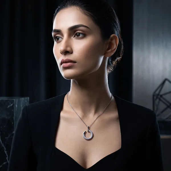 Evie_Crystal_Circle_Pendant_Necklace