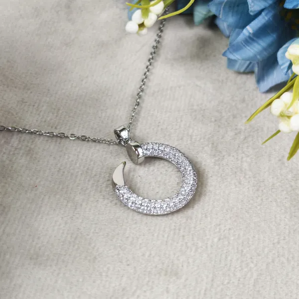Evie_Crystal_Circle_Pendant_Necklace