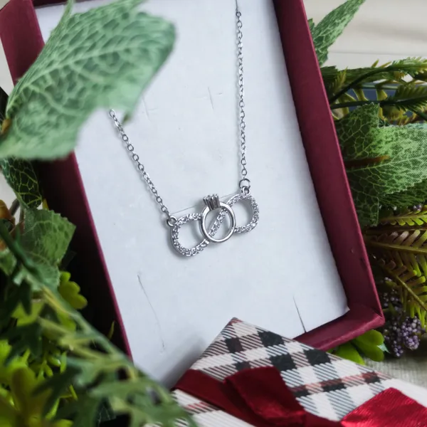 Gloria_Trilogy_Linked_Circles_Crystal_Necklace
