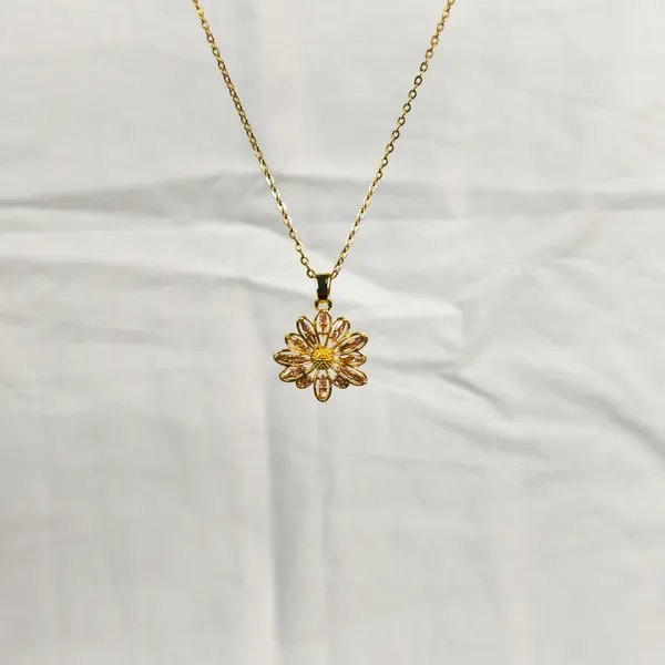 Golden_Petal_Daisy_Pendant_Necklace