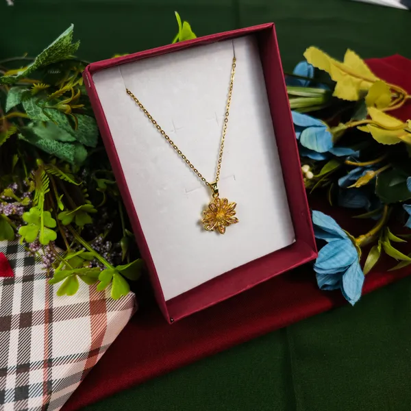 Golden_Petal_Daisy_Pendant_Necklace