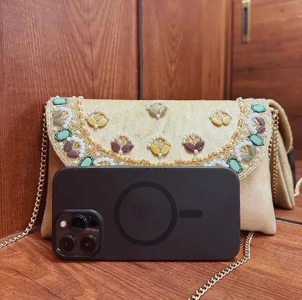 Beadlove_Envelope_Handbag_Beige