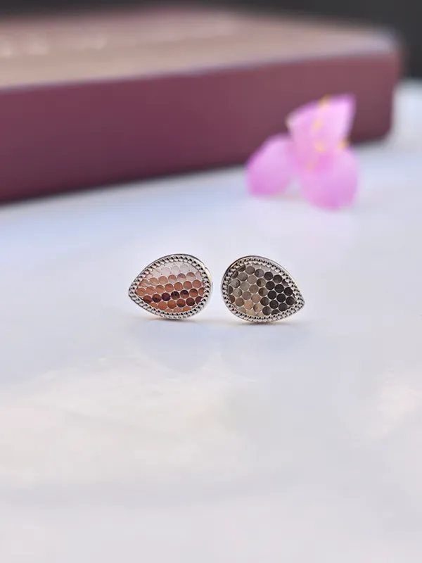 Elegant_Teardrop_Honeycomb_Stud_Earrings