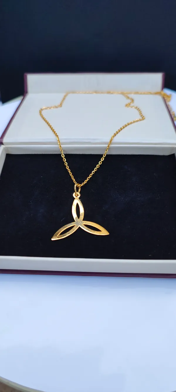 Elegant_GoldTone_Triple_Leaf_Pendant_Necklace