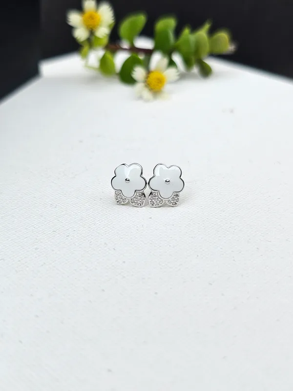 Floral_Stud_Earrings_with_Intricate_Detailing